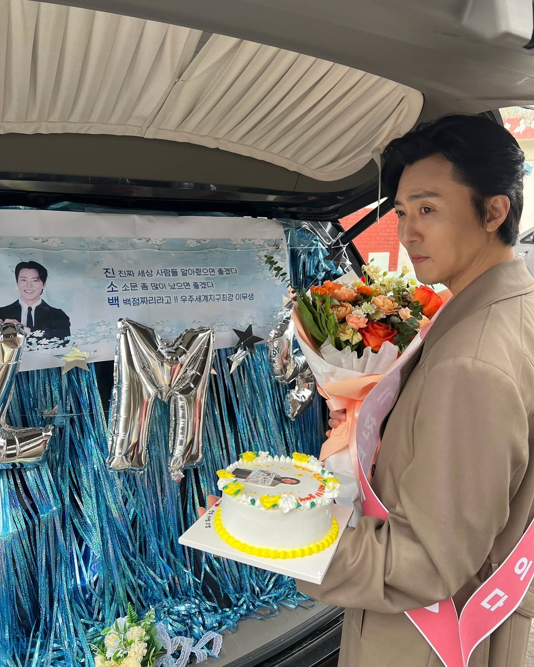 Photo by 이무생 LEE MU SAENG on November 19, 2025. May be an image of limousine, prairie gentian, baby's-breath and text.