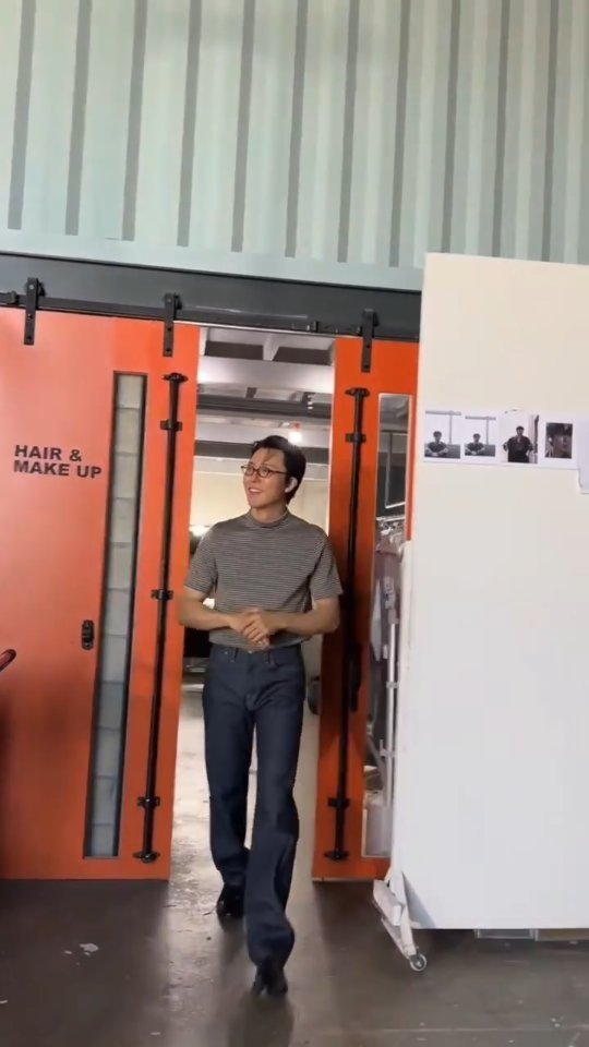 leemusaeng_official 게시물 이미지: ㅤ
기분 좋은 미소와 함께
화보 현장 등장 😊

'무생 미소' 보며
모두 행복이...