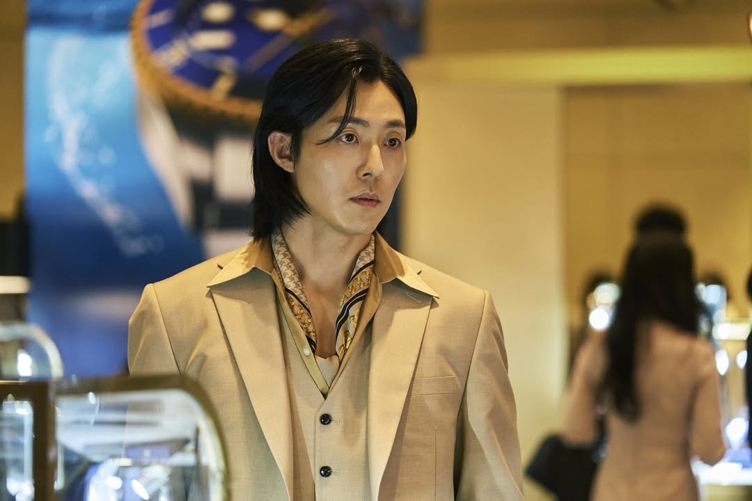 Photo by 이무생 LEE MU SAENG on October 12, 2025. May be an image of one or more people, wrist watch, blazer, suit, dinner jacket, bolo tie and text.