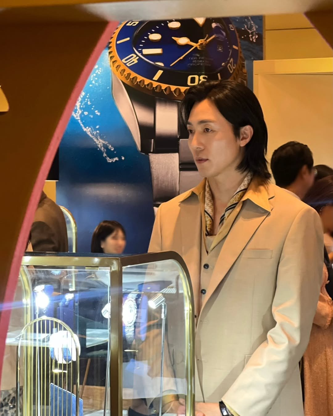 Photo by 이무생 LEE MU SAENG on November 17, 2025. May be an image of wrist watch and text that says 'ග 40 08. ድ'.