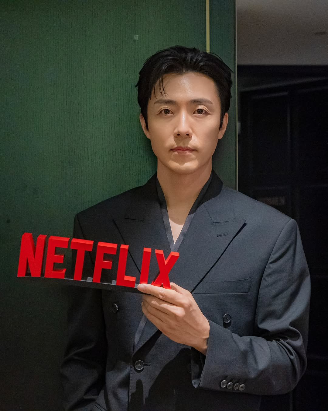 Photo by 이무생 LEE MU SAENG on November 05, 2025. May be an image of one or more people, poster and text that says 'NETFLIY'.