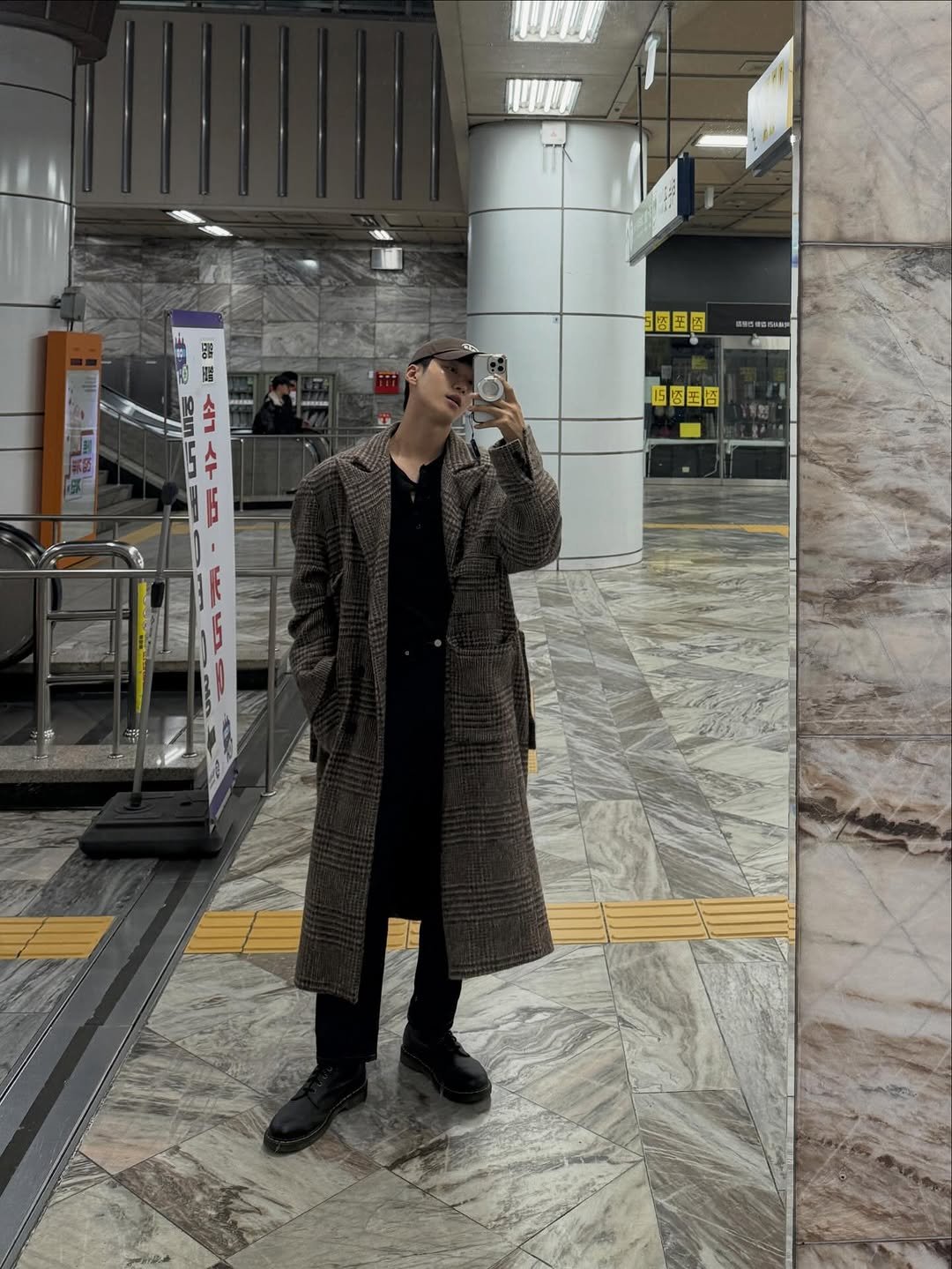 Photo by 이상준 on February 24, 2026. May be an image of duffle coat, overcoat, sable coat, goosedown coat, parka, military uniform and text.