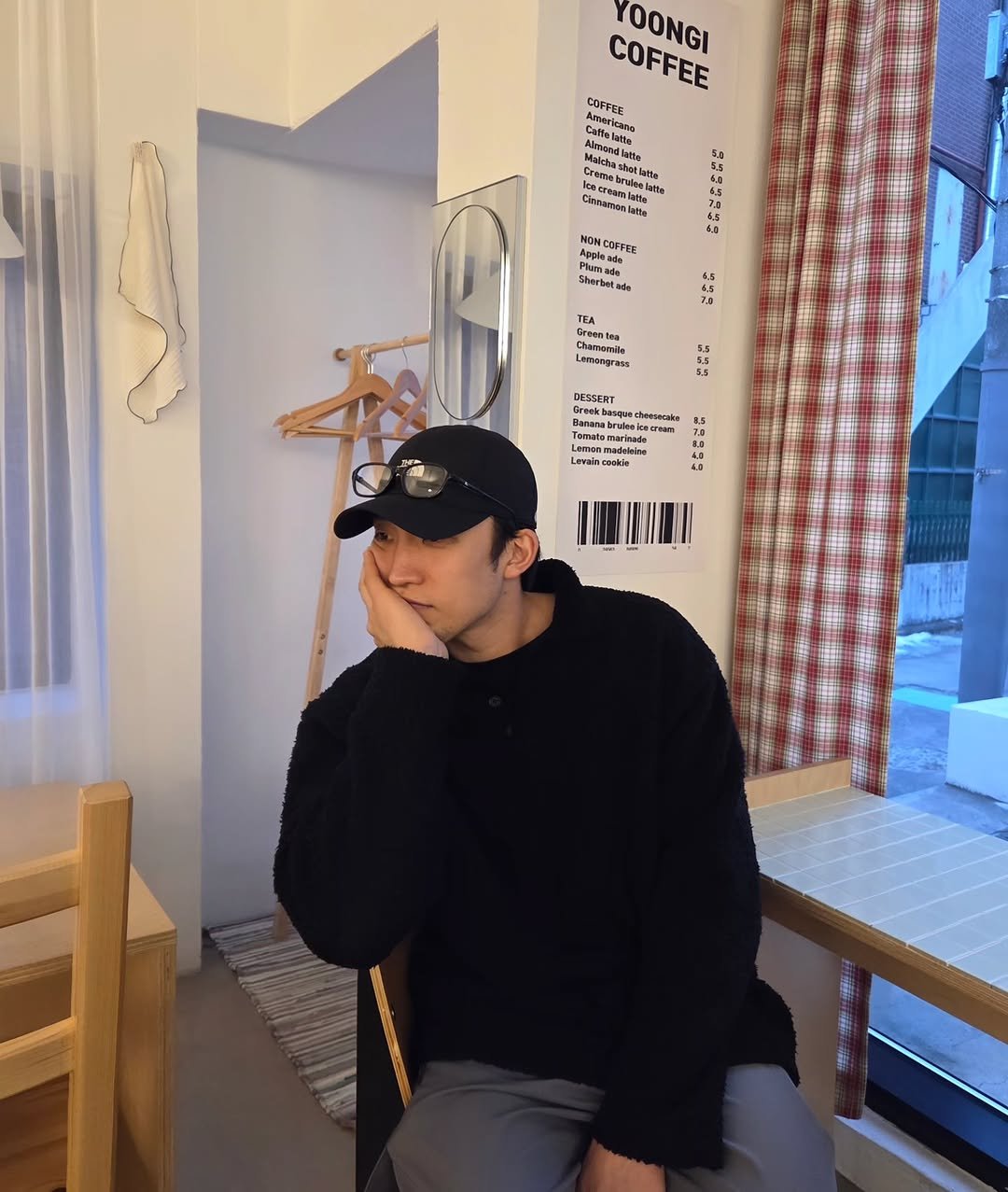 Photo by 이상이 Sang Yi Lee on February 08, 2026. May be an image of duffle coat, hat, sweatpants, parka, top, cornflower and text.