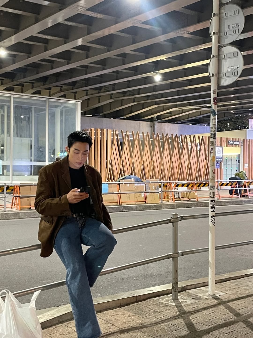 Photo by 이상이 Sang Yi Lee on January 17, 2026. May be an image of one or more people, people standing, duffle coat, overcoat, flag and terminal.