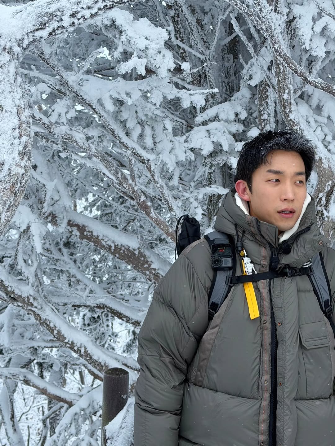 Photo by 이상이 Sang Yi Lee on March 29, 2026. May be an image of parka, ski slope, snow and text.