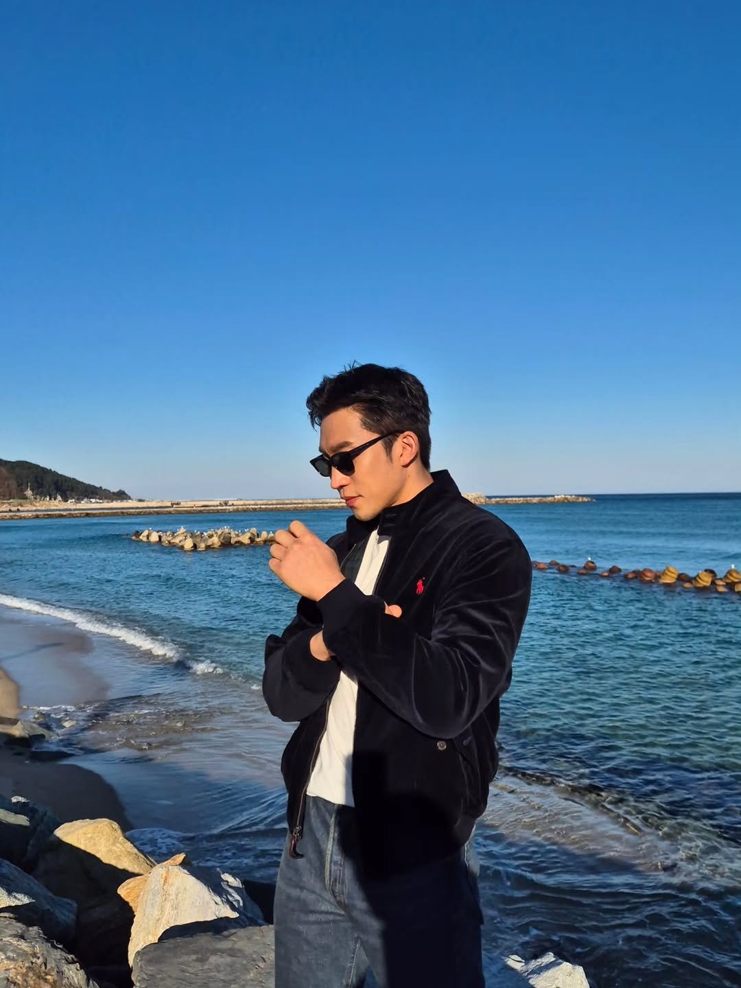 Photo by 이상이 Sang Yi Lee on December 31, 2025. May be an image of one or more people, ocean, beach and coast.