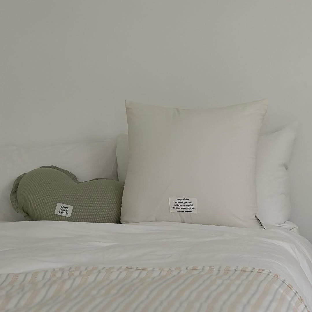 Photo by 이서꽃이 피어나는 기록✨ on August 16, 2025. May be an image of mattress, bed, headboard, bedroom and text.