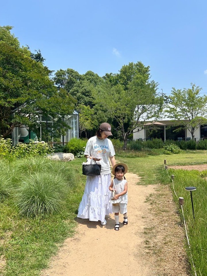 Photo shared by 이서꽃이 피어나는 기록✨ on July 21, 2025 tagging @olibe.kr. May be an image of 2 people, child, sundress and text.
