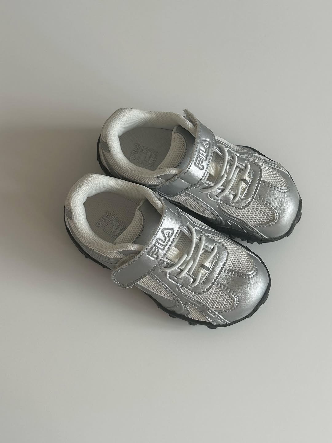 Photo shared by 이서꽃이 피어나는 기록✨ on August 08, 2025 tagging @filakids. May be an image of baby shoes, sneakers and text.