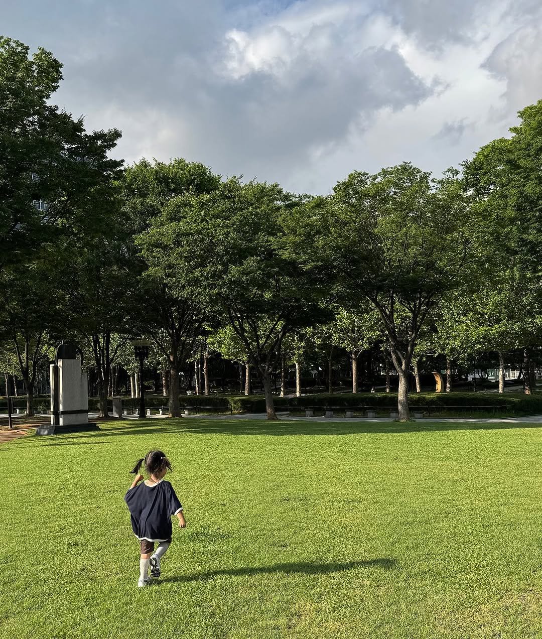 Photo shared by 이서꽃이 피어나는 기록✨ on August 11, 2025 tagging @goukids. May be an image of 1 person, child, grass, park, the Vietnam Veterans Memorial and text.