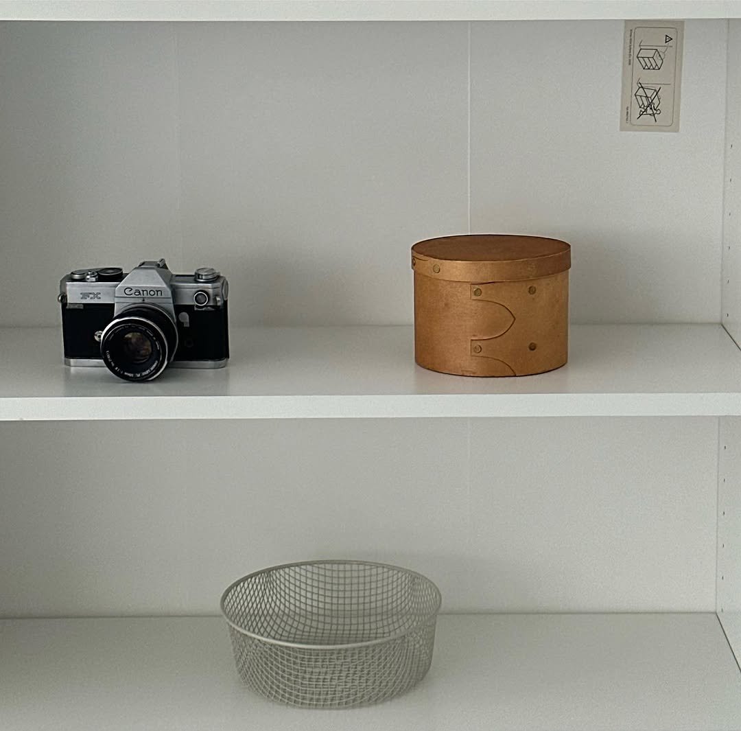 Photo by 이서꽃이 피어나는 기록✨ on July 21, 2025. May be an image of basket, camera, shelf and text.