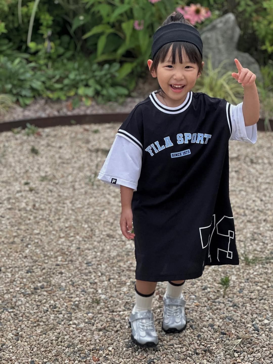 Photo shared by 이서꽃이 피어나는 기록✨ on August 07, 2025 tagging @fila_korea, and @filakids. May be an image of 1 person, child, outdoors and text that says 'FILA SPORT SINCE FLLASPOR 1973 913 F'.