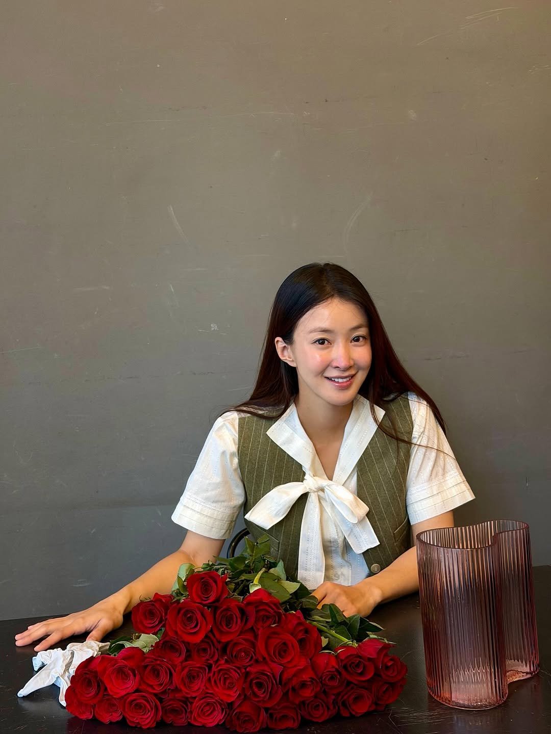 Photo shared by 이시영_Lee Si Young (actress)🇰🇷 on October 04, 2025 tagging @byhemee, and @eenk_official. May be an image of 1 person, flower arrangement, prairie gentian, amaranth, baby's-breath, white lily, globe amaranth, carnation, rose and text.
