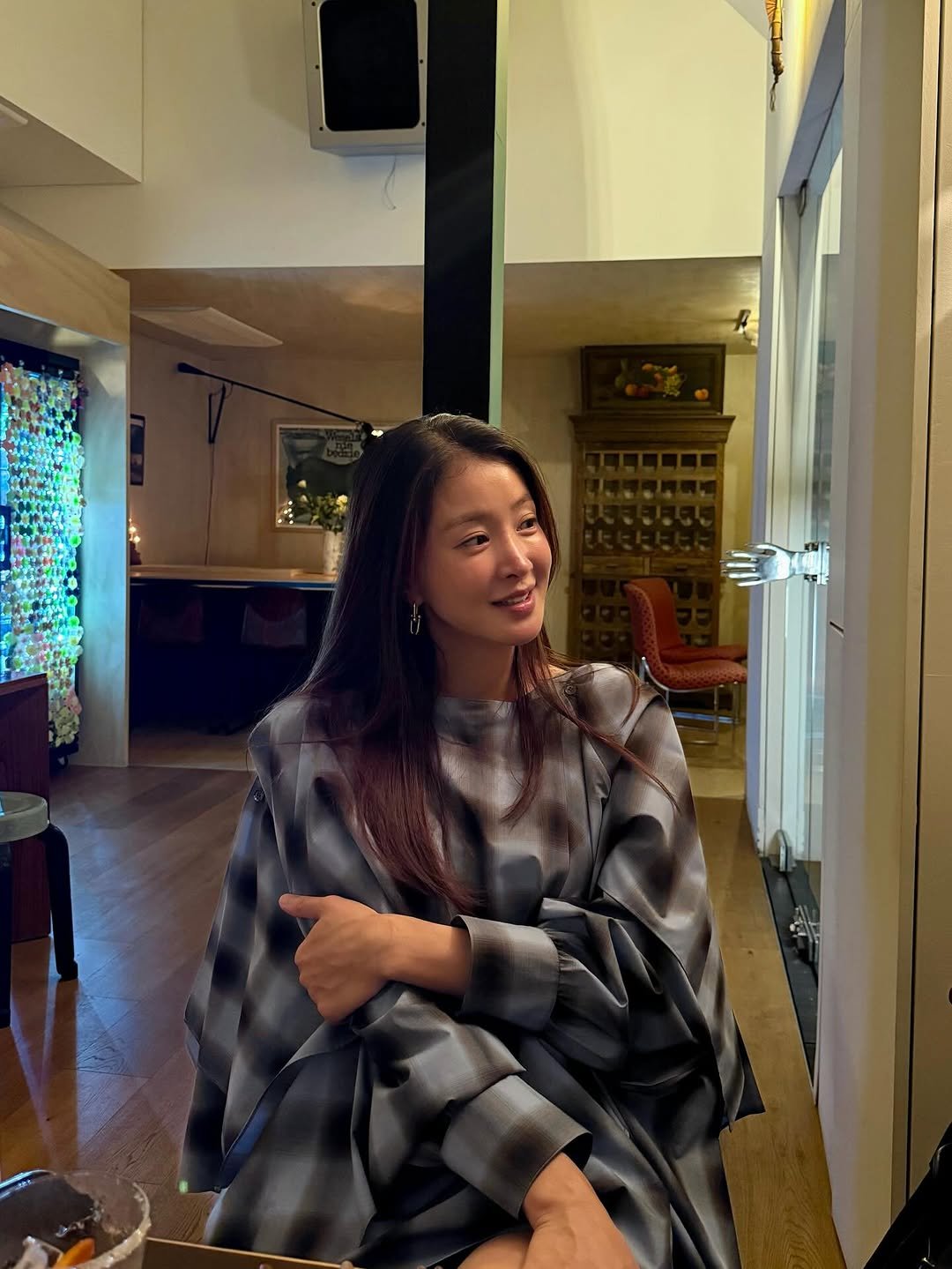 Photo shared by 이시영_Lee Si Young (actress)🇰🇷 on September 14, 2025 tagging @eenk_official. May be an image of 1 person, scarf, bath robe, poncho, shawl, blanket, turtleneck and text.