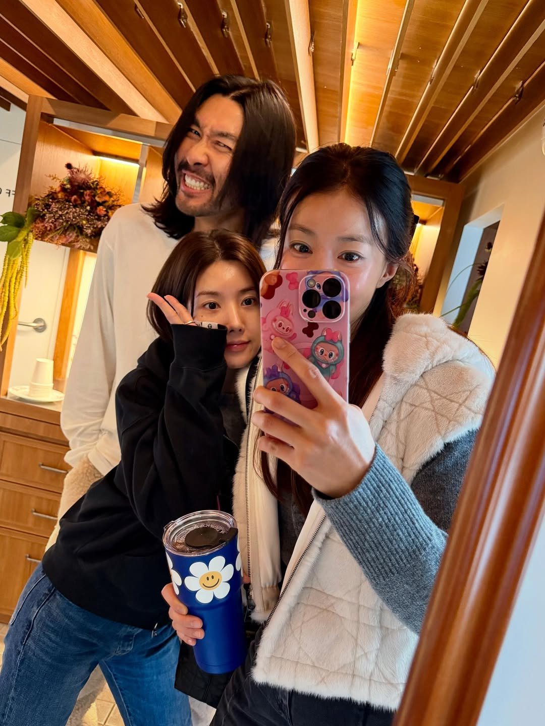 Photo shared by 이시영_Lee Si Young (actress)🇰🇷 on December 19, 2025 tagging @rohongchul, and @silver_rain.__. May be a selfie of one or more people, cornflower and text.