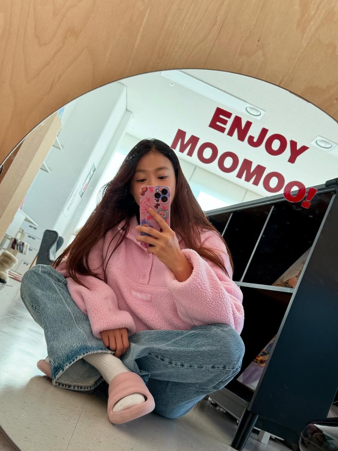 Photo by 이시영_Lee Si Young (actress)🇰🇷 on December 03, 2025. May be a selfie of sweatpants, sweatshirt, turtleneck, mirror and text.