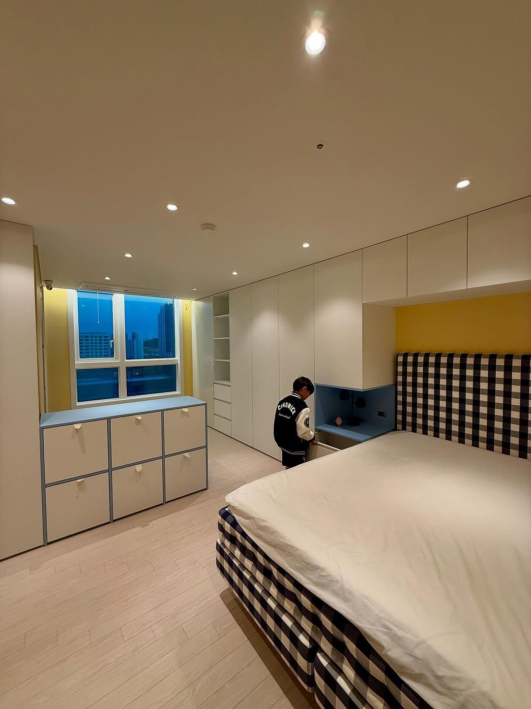 Photo shared by 이시영_Lee Si Young (actress)🇰🇷 on December 04, 2025 tagging @dunnedwards_korea, @hit_lighting, and @gniwallpaper_official. May be an image of bed, lighting, mattress, headboard, indoors, bedroom and text.