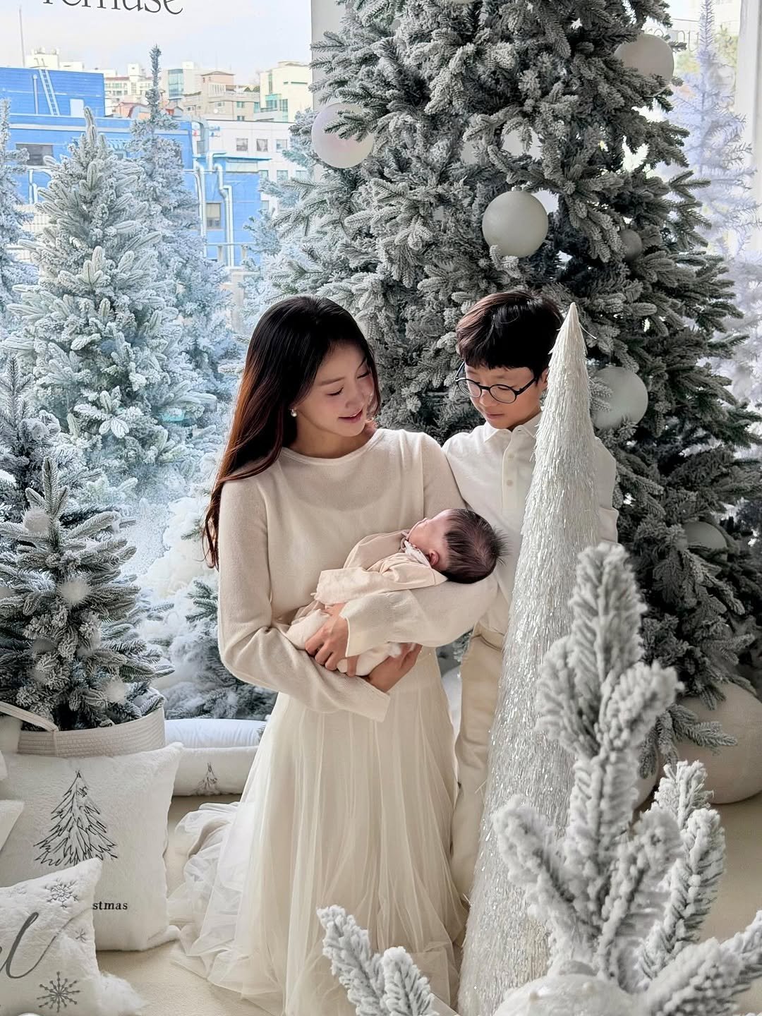 Photo shared by 이시영_Lee Si Young (actress)🇰🇷 on December 15, 2025 tagging @babymuse.co, @remuse_baby, and @solnima_baby. May be an image of baby, christmas tree and text that says '0 stmas'.