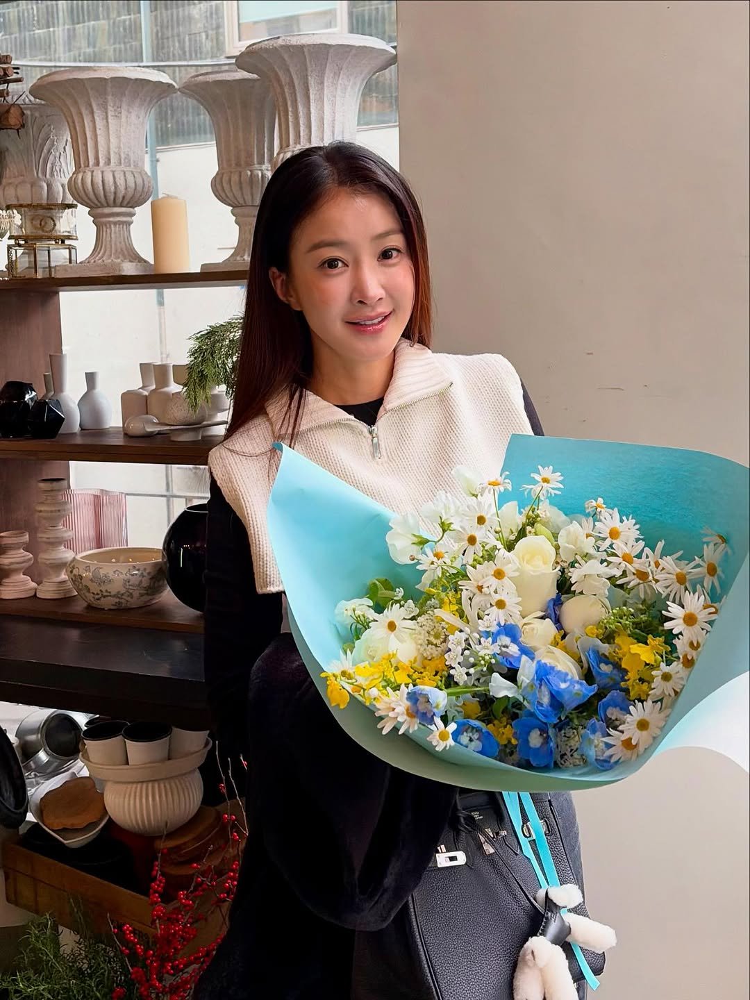 Photo shared by 이시영_Lee Si Young (actress)🇰🇷 on December 13, 2025 tagging @elyseeflower_official. May be an image of flower arrangement, bouquet, prairie gentian, baby's-breath, white lily, rose, carnation and text.