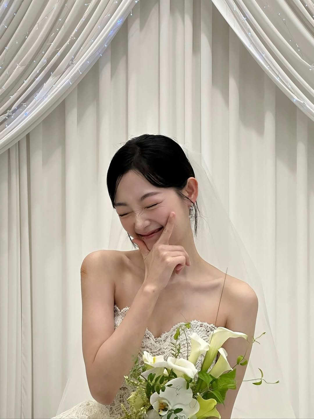 Photo by 이유미 on November 09, 2025. May be an image of bouquet, white lily, prairie gentian, baby's-breath, wedding and text.