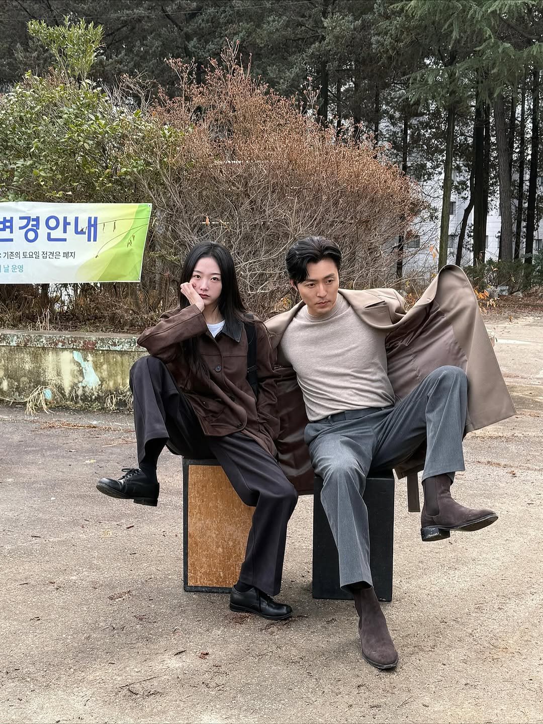 Photo shared by 이유미 on November 11, 2025 tagging @leemusaeng_official. May be an image of one or more people, duffle coat, overcoat, parka and text that says '1 ㅕ 경 경안내 안내 기준의토요일점권은피지 기존의 토요일 점건온 먼지 날 남운영 근영 ស់ ካዝ'.