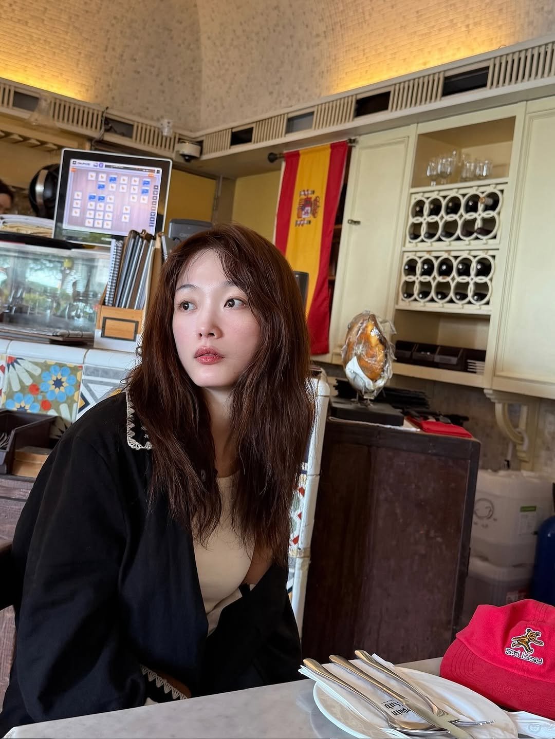 Photo by 이유미 on November 02, 2025. May be an image of one or more people, hair and text.