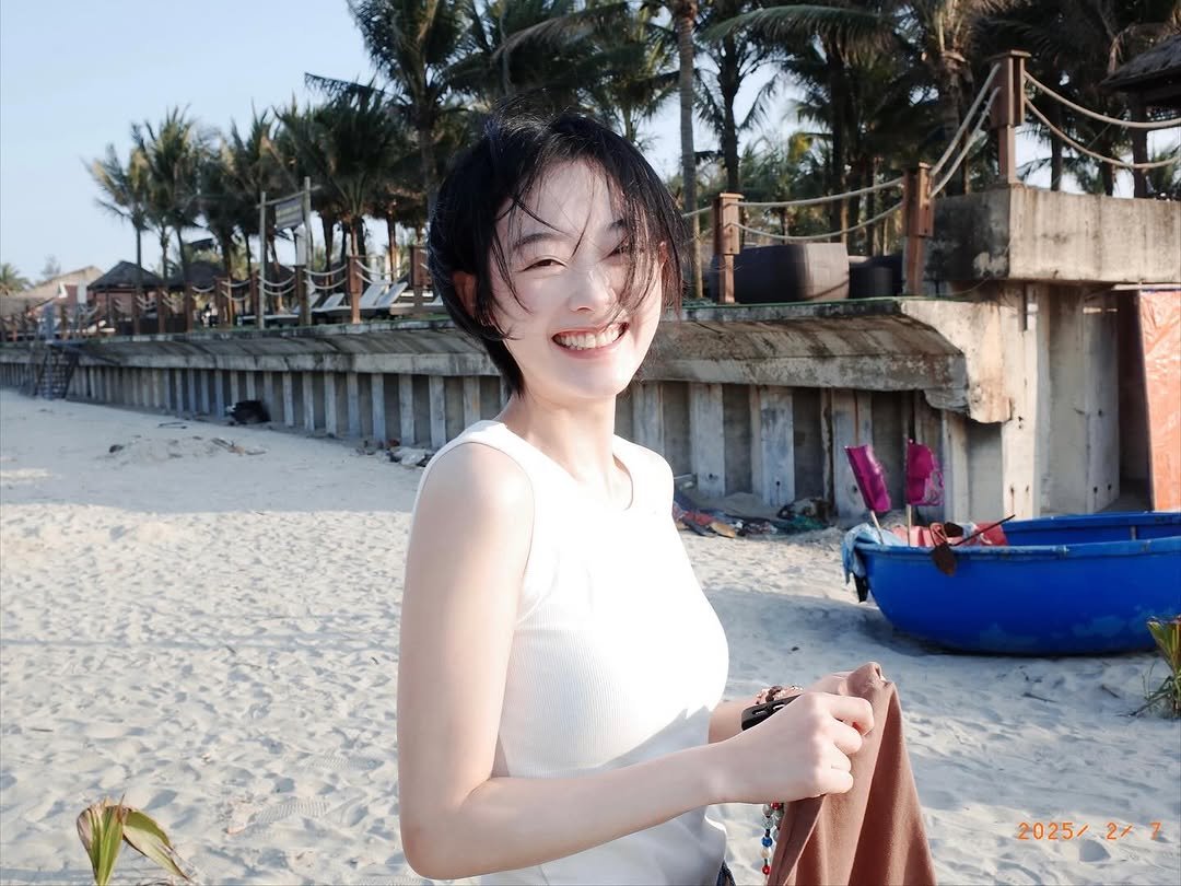 Photo by 이유미 on November 18, 2025. May be an image of one or more people, beach and text.