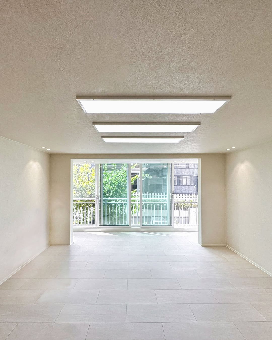 Photo by 레몬하우스 인테리어 on September 22, 2025. May be an image of lighting, hallway and text.