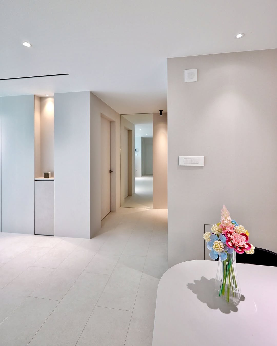 Photo by 레몬하우스 인테리어 on December 17, 2025. May be an image of lighting, flower arrangement, baby's-breath, indoors, hallway and text.