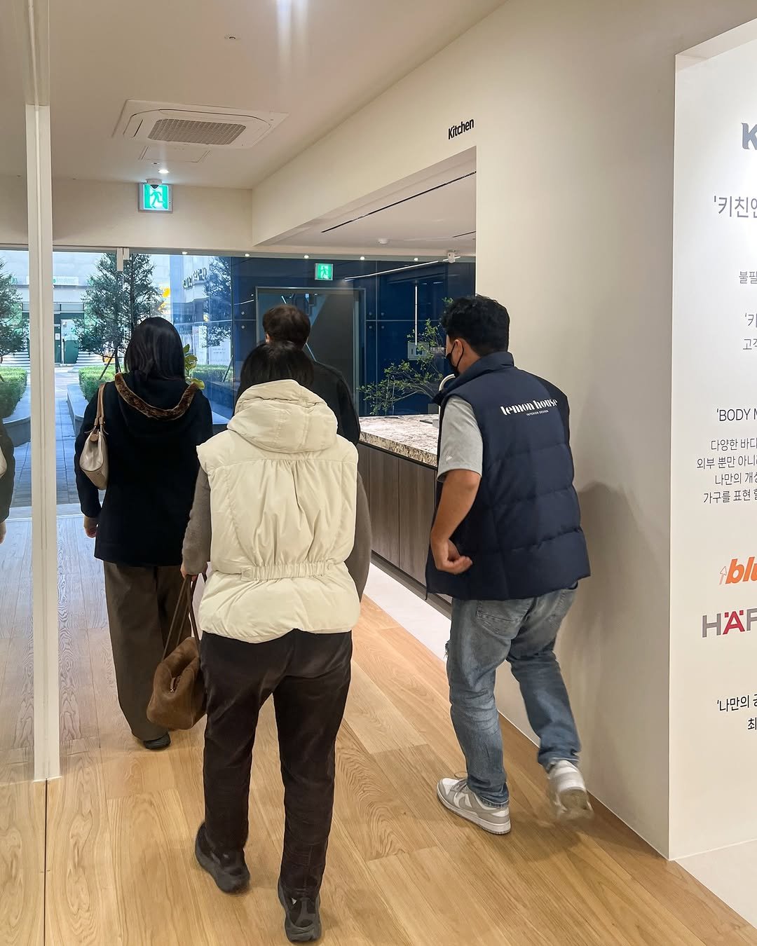 Photo by 레몬하우스 인테리어 on November 12, 2025. May be an image of one or more people, people standing, lighting, display case, cornflower, office and text.