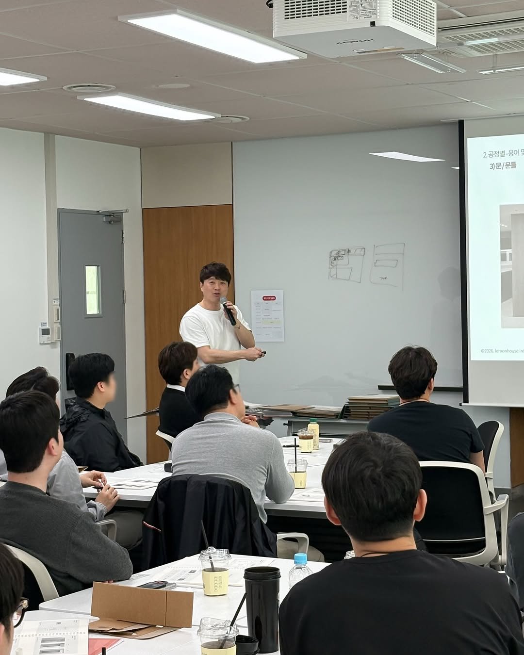 Photo by 레몬하우스 인테리어 on April 16, 2026. May be an image of studying and text.