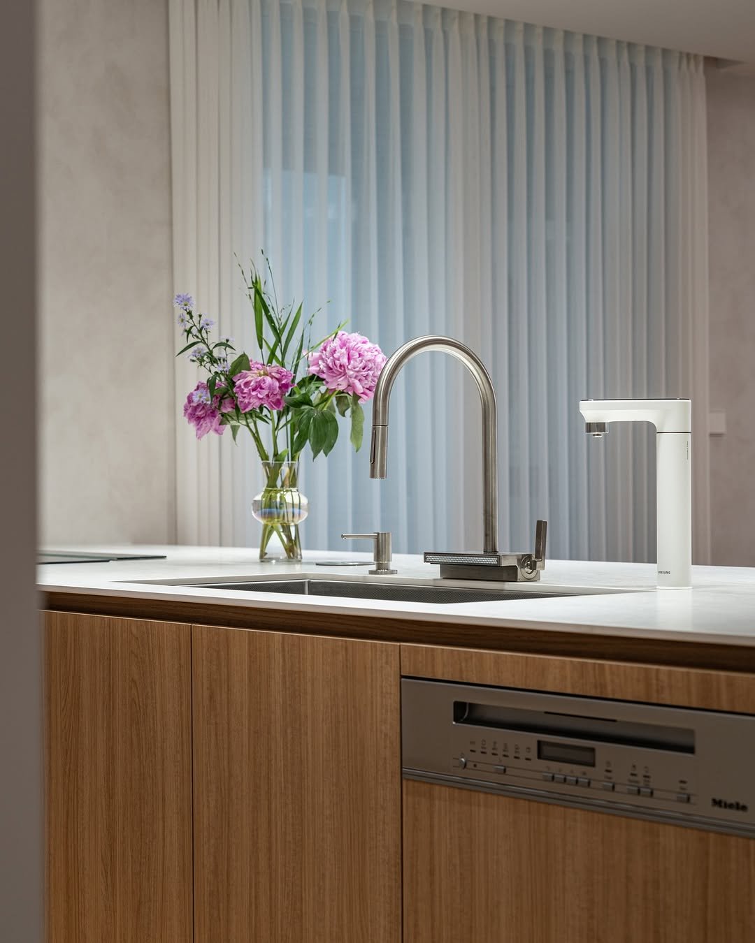 Photo by 레몬하우스 인테리어 on August 06, 2025. May be an image of sink, range hood, kitchen island, faucet, countertop, indoors, kitchen and text.