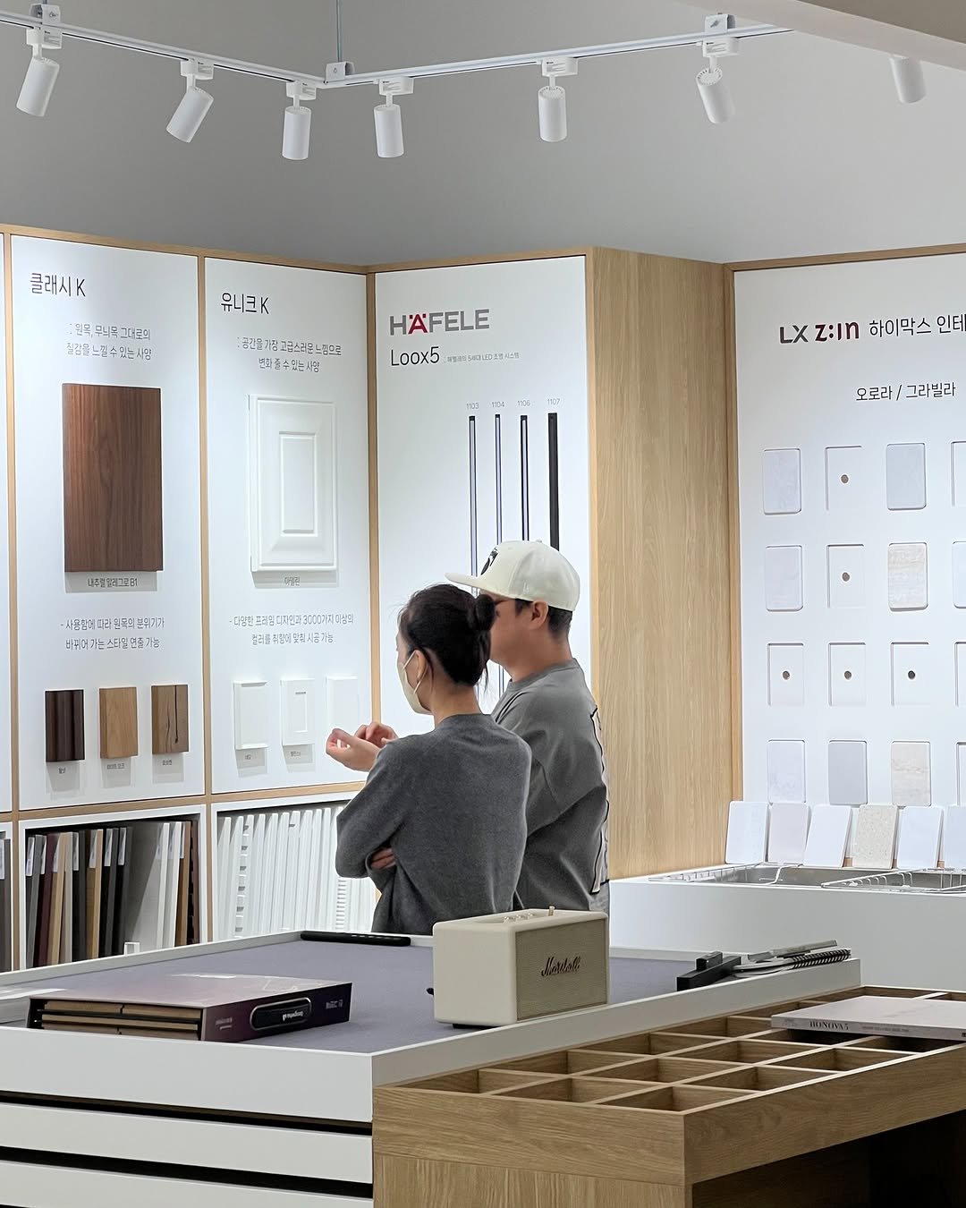 Photo by 레몬하우스 인테리어 on November 05, 2025. May be an image of indoors, sliding door, door and text.