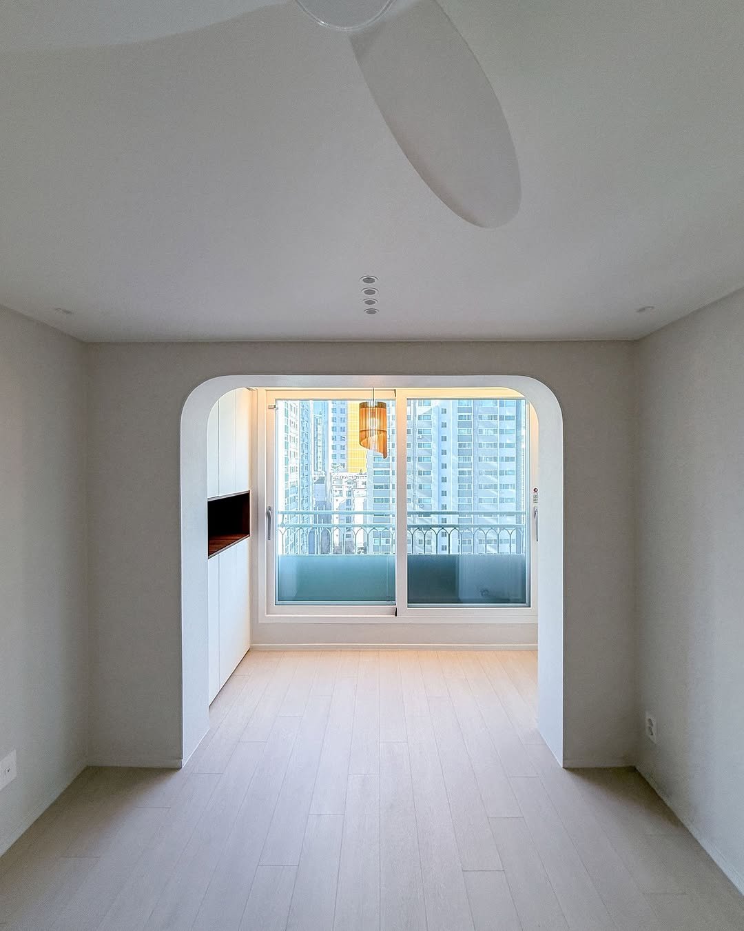 Photo by 레몬하우스 인테리어 on January 26, 2026. May be an image of indoors, hallway and text.