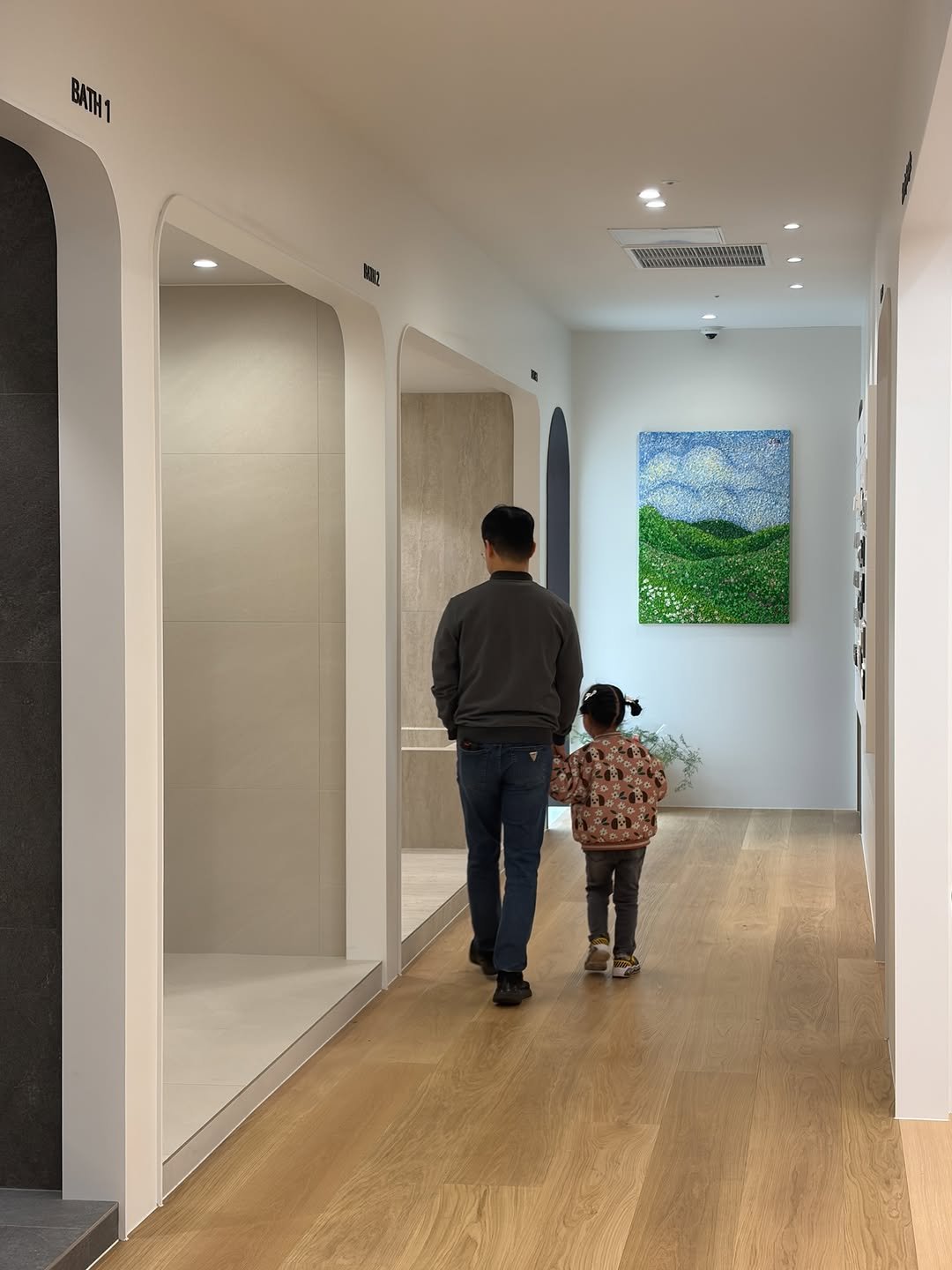 Photo by 레몬하우스 인테리어 on November 14, 2025. May be an image of indoors, hallway and text.