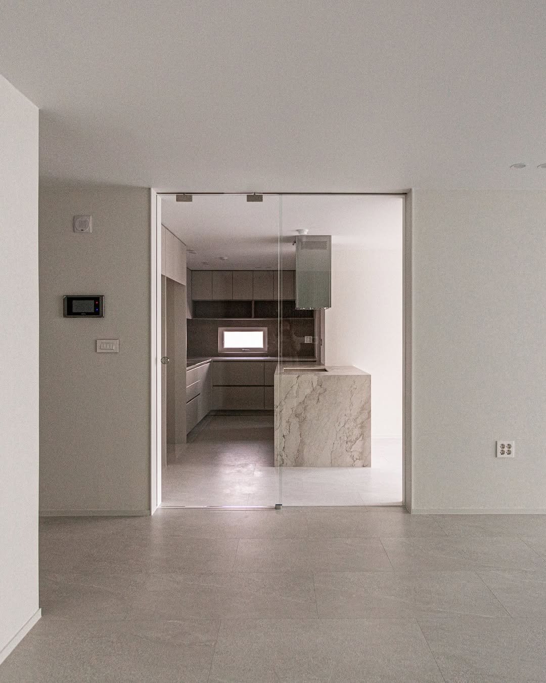 Photo by 레몬하우스 인테리어 on April 25, 2026. May be an image of sliding door, indoors, hallway and text.