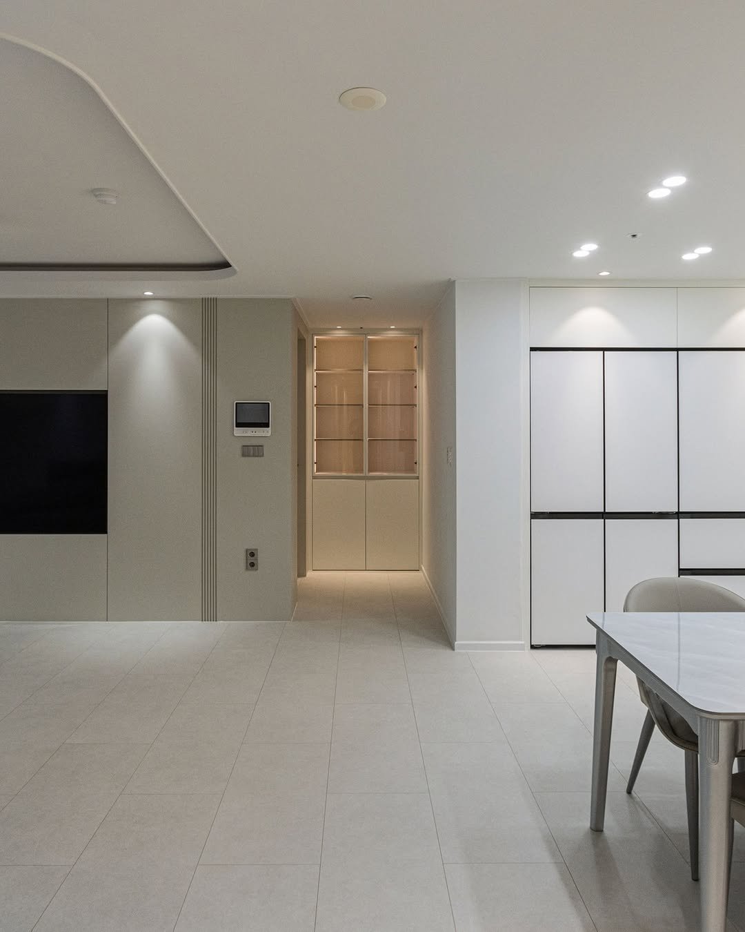 Photo by 레몬하우스 인테리어 on September 19, 2025. May be an image of lighting, furniture, sliding door, indoors, hallway and text.