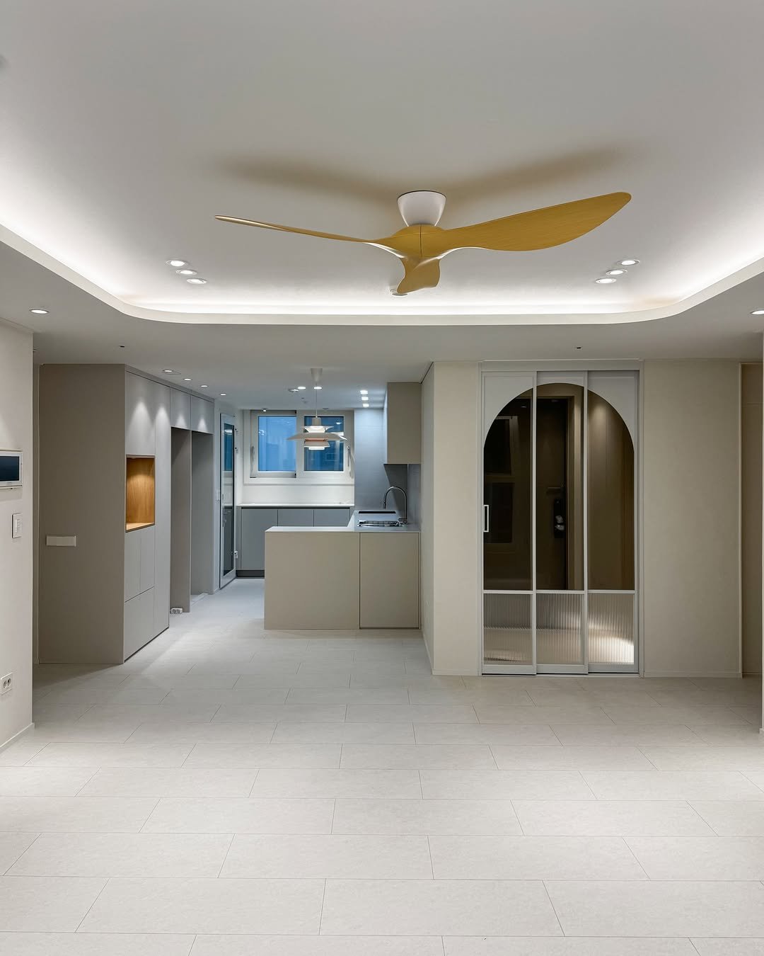 Photo by 레몬하우스 인테리어 on November 07, 2025. May be an image of lighting, propeller, indoors and text.