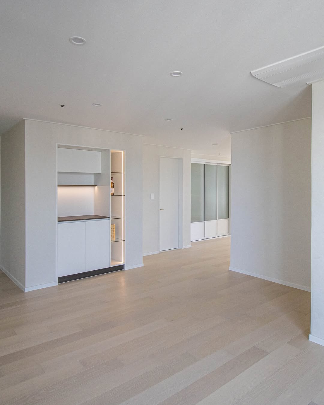 Photo by 레몬하우스 인테리어 on September 23, 2025. May be an image of lighting, furniture, indoors, sliding door and text.