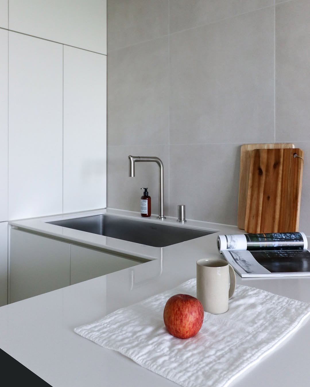 Photo by 레몬하우스 인테리어 on July 29, 2025. May be an image of apple, countertop, faucet, kitchen appliance, sink, indoors, kitchen and text.