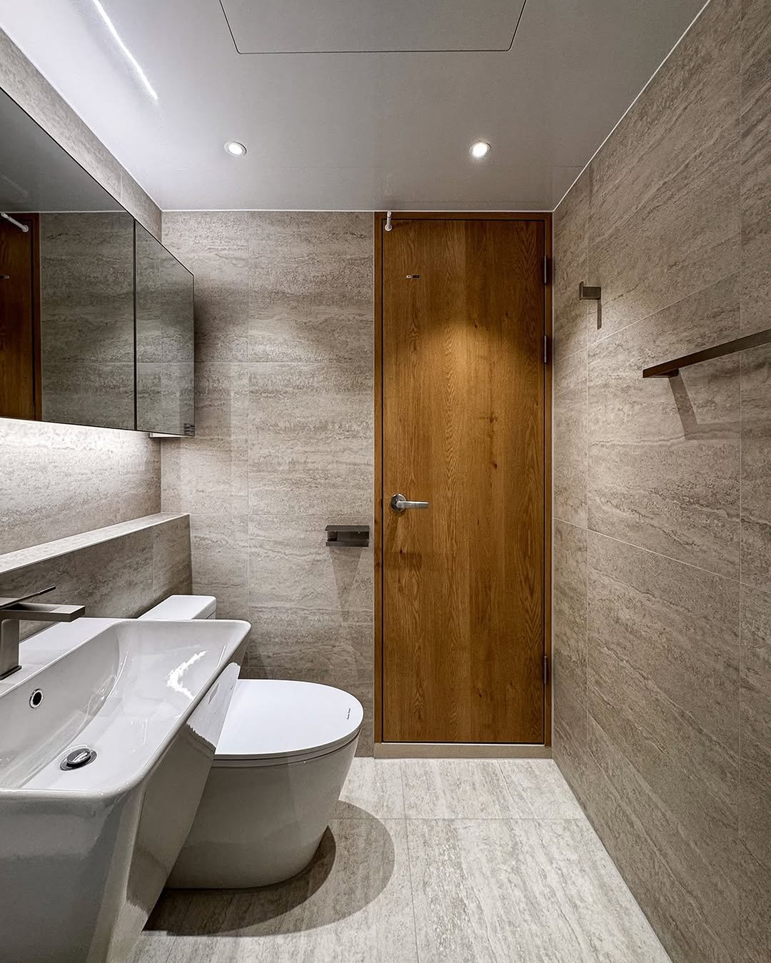 Photo by 레몬하우스 인테리어 on April 20, 2026. May be an image of sink, lighting, wash basin, shower, indoors and text.