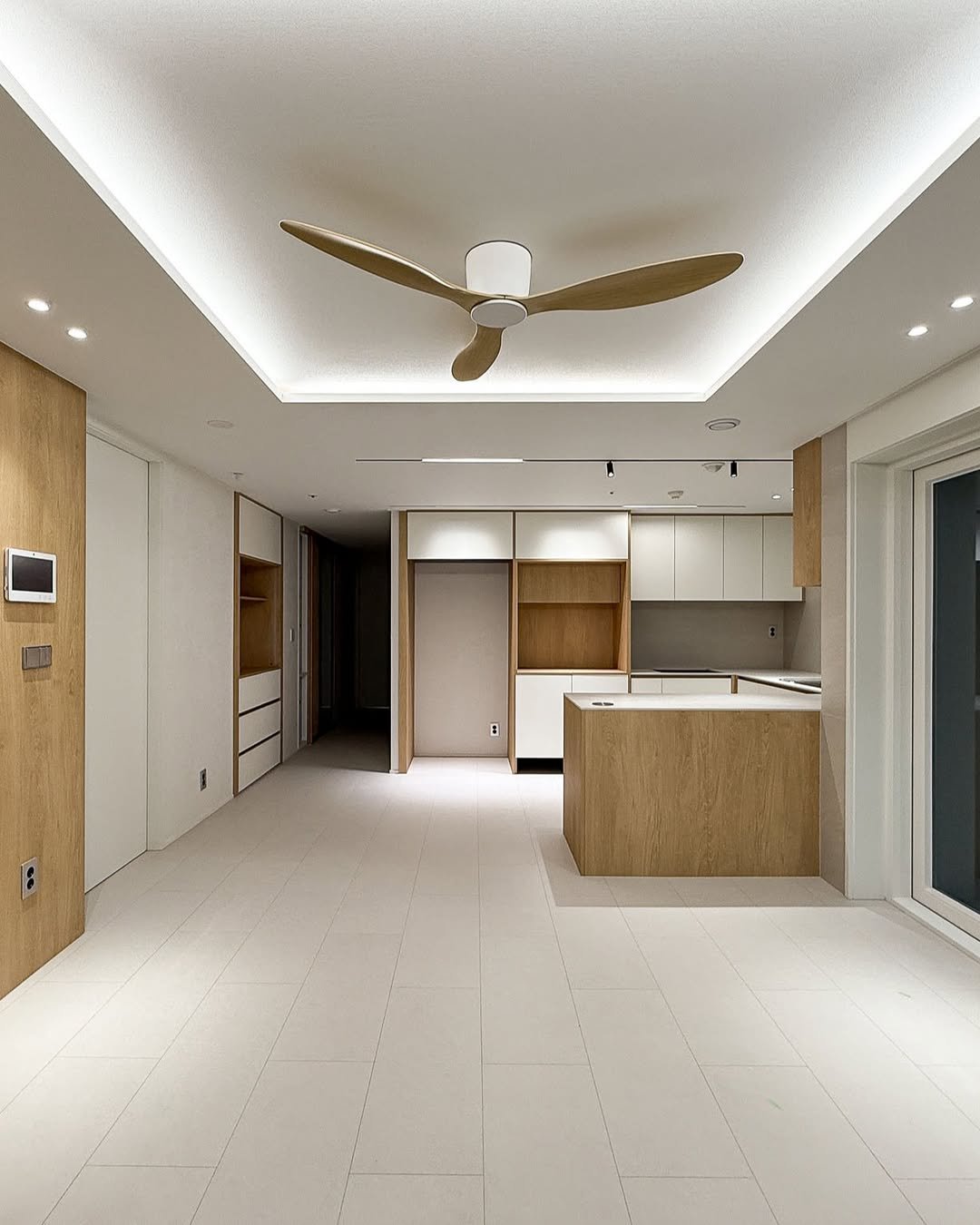 Photo by 레몬하우스 인테리어 on April 19, 2026. May be an image of lighting, indoors and text.