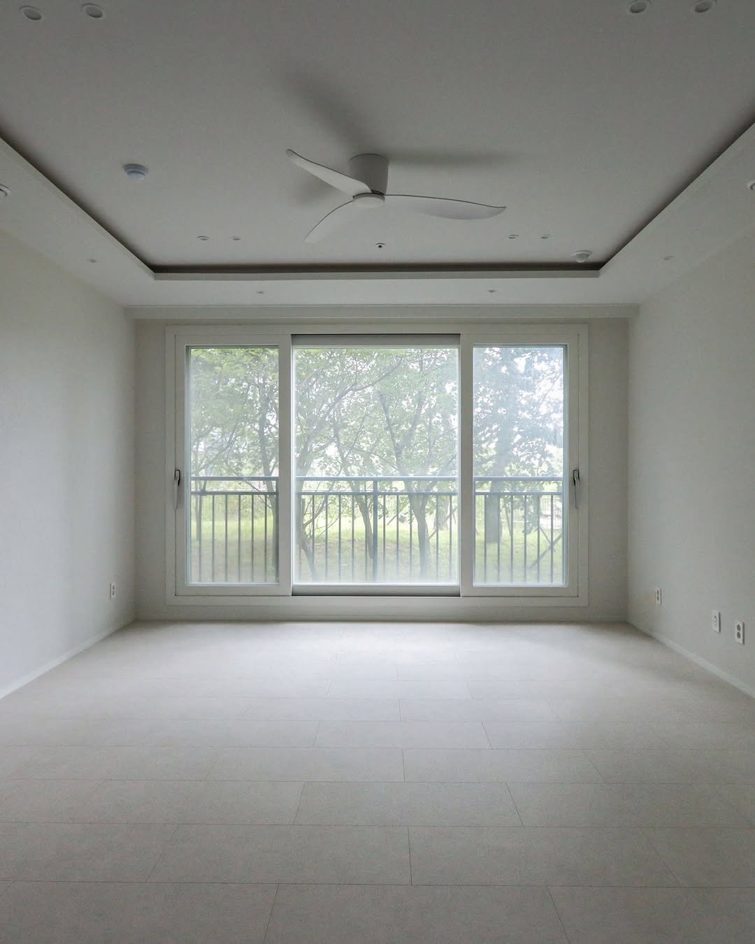 Photo by 레몬하우스 인테리어 on August 13, 2025. May be an image of sliding door, indoors and text.