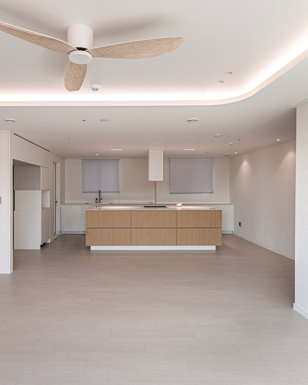 Photo by 레몬하우스 인테리어 on February 07, 2026. May be an image of lighting, furniture, indoors and text.