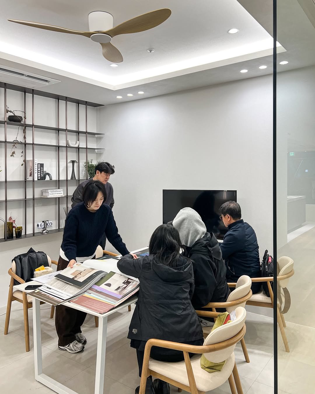 Photo by 레몬하우스 인테리어 on November 10, 2025. May be an image of studying, lighting, bureau, indoors, sliding door, office and text.