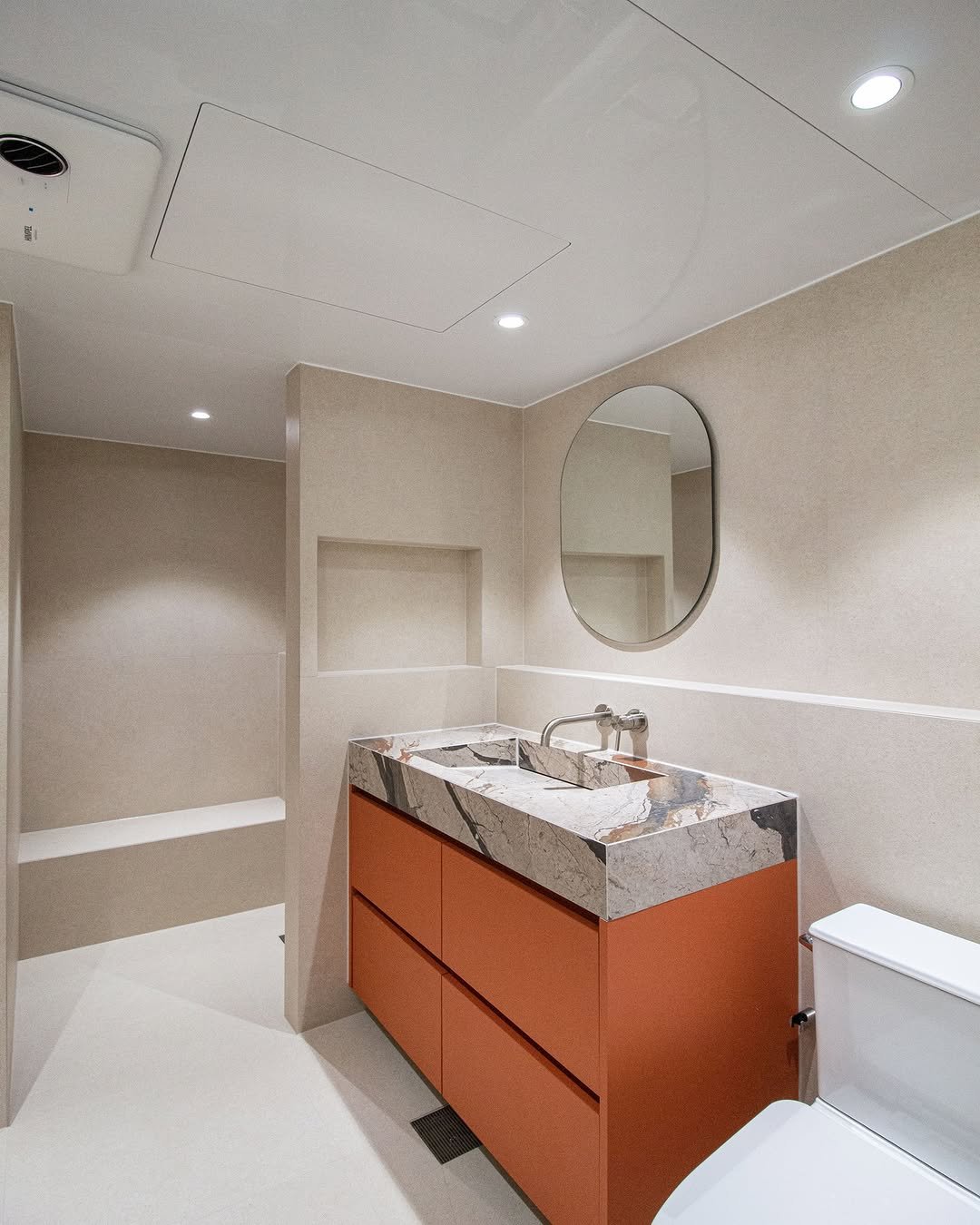 Photo by 레몬하우스 인테리어 on November 05, 2025. May be an image of sink, lighting, faucet, countertop, wash basin, indoors and text.