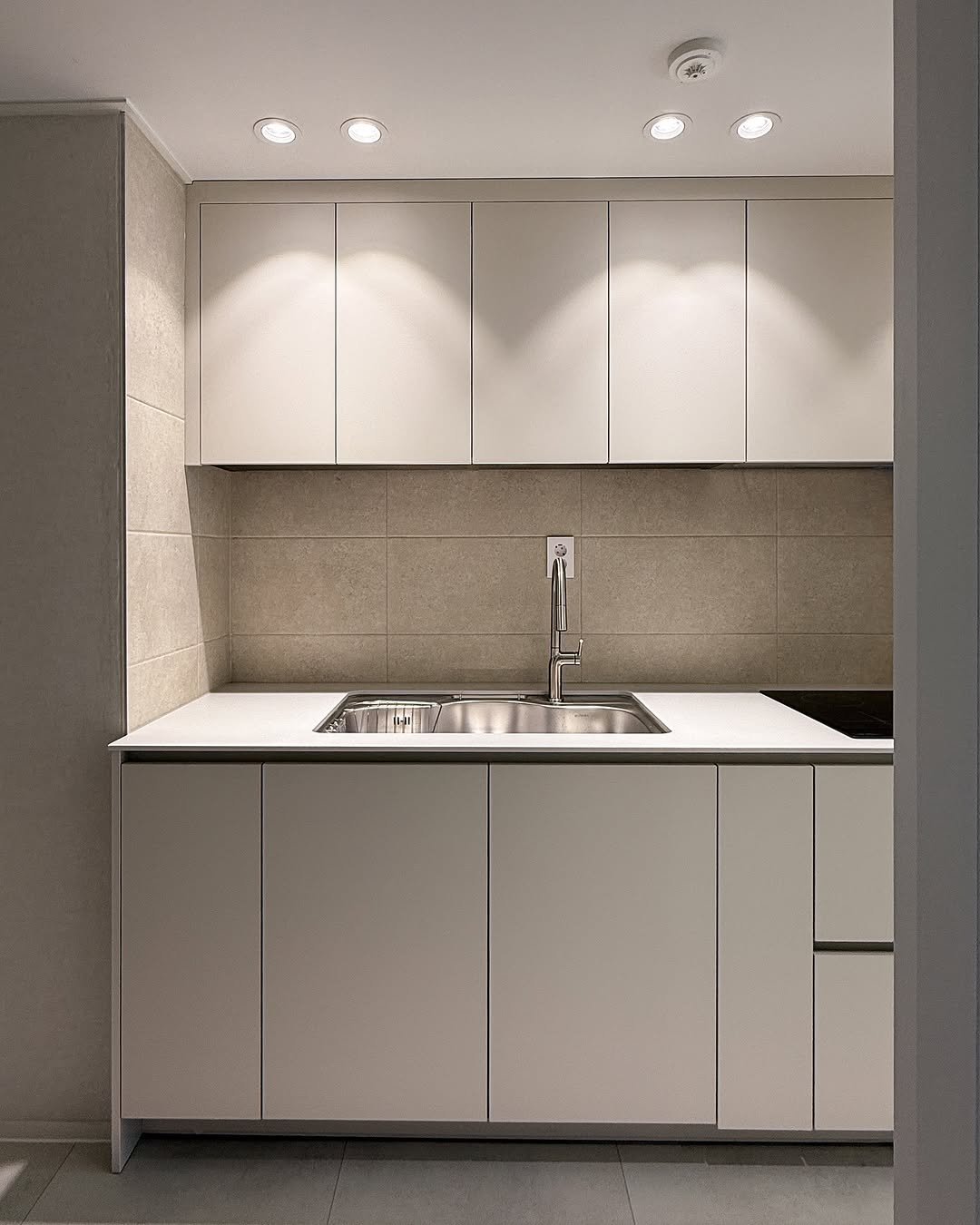 Photo by 레몬하우스 인테리어 on November 14, 2025. May be an image of sink, faucet, countertop, wash basin, kitchen appliance, indoors, kitchen and text.