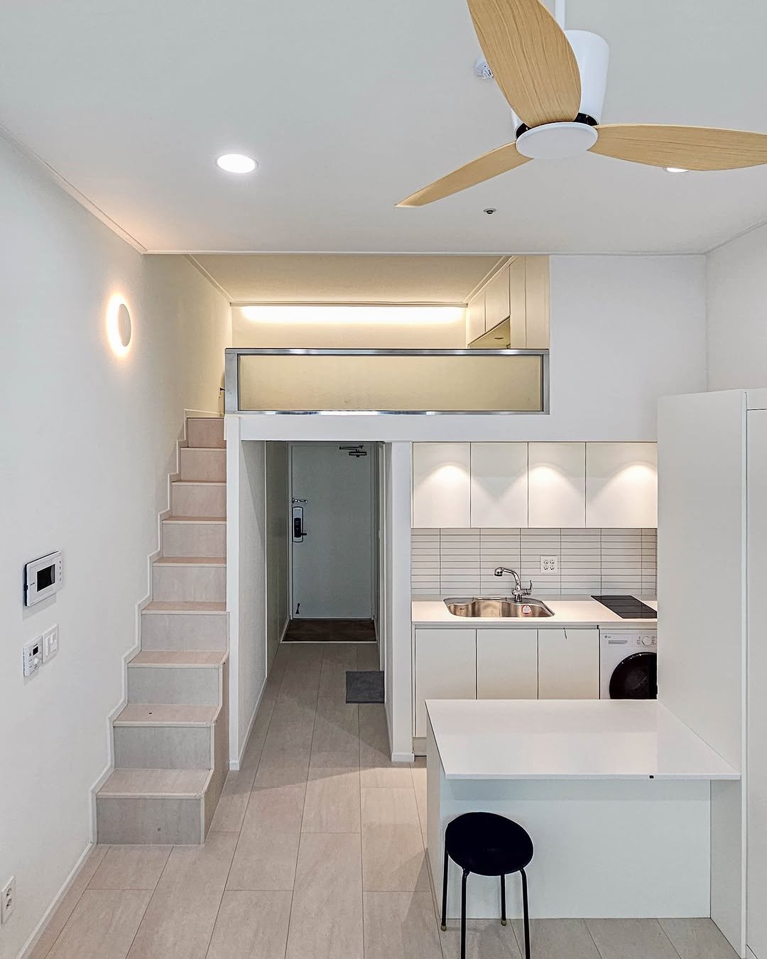 Photo by 레몬하우스 인테리어 on September 18, 2025. May be an image of range hood, lighting, indoors, kitchen and text.