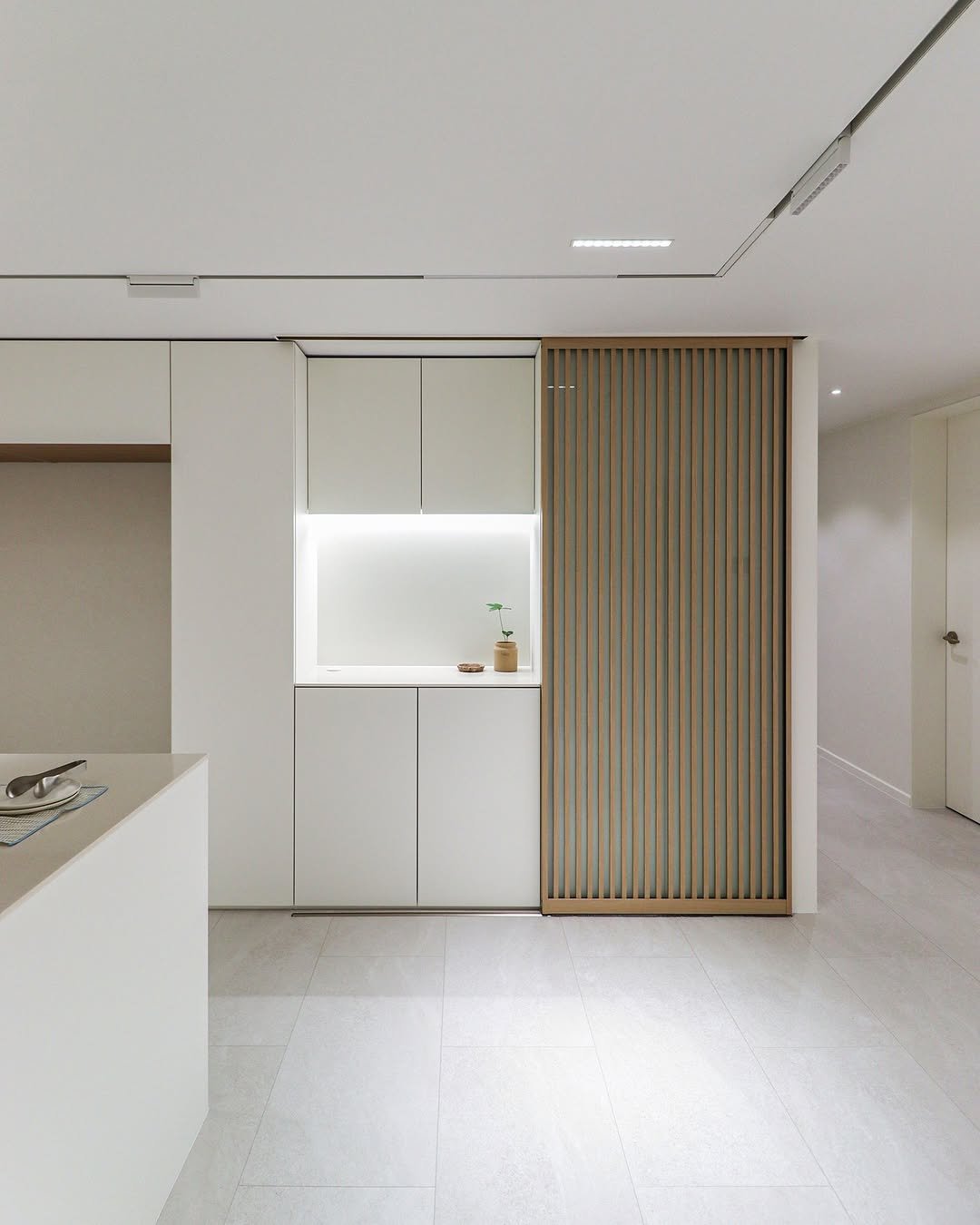 Photo by 레몬하우스 인테리어 on November 13, 2025. May be an image of sink, lighting, furniture, sliding door, indoors and text.