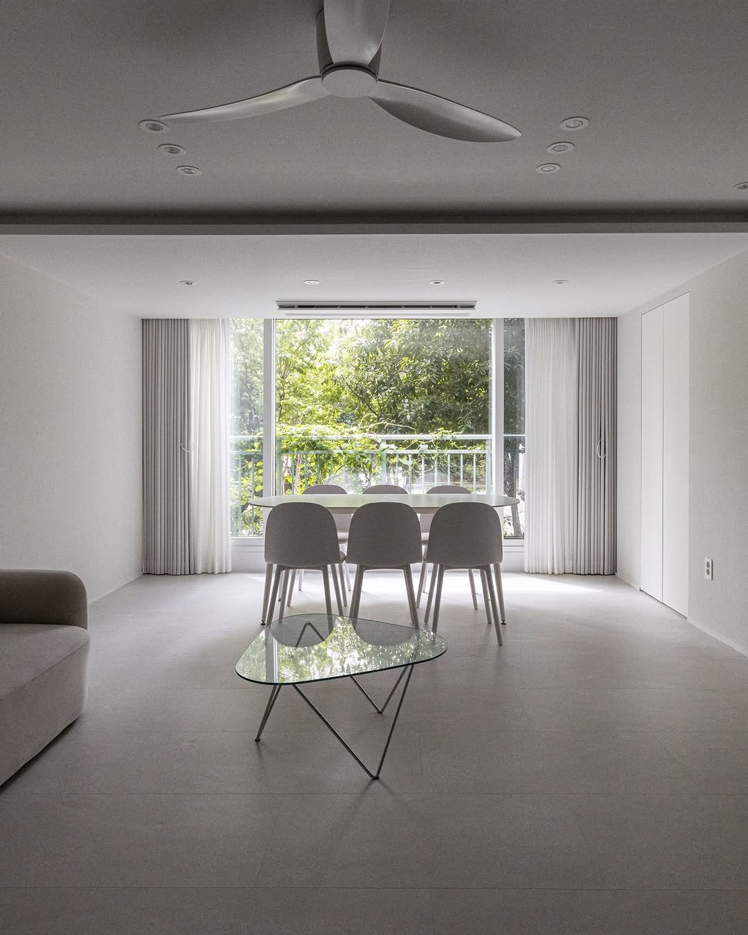 Photo by 레몬하우스 인테리어 on September 15, 2025. May be an image of lighting, chaise lounge, living room, indoors, sliding door and text.